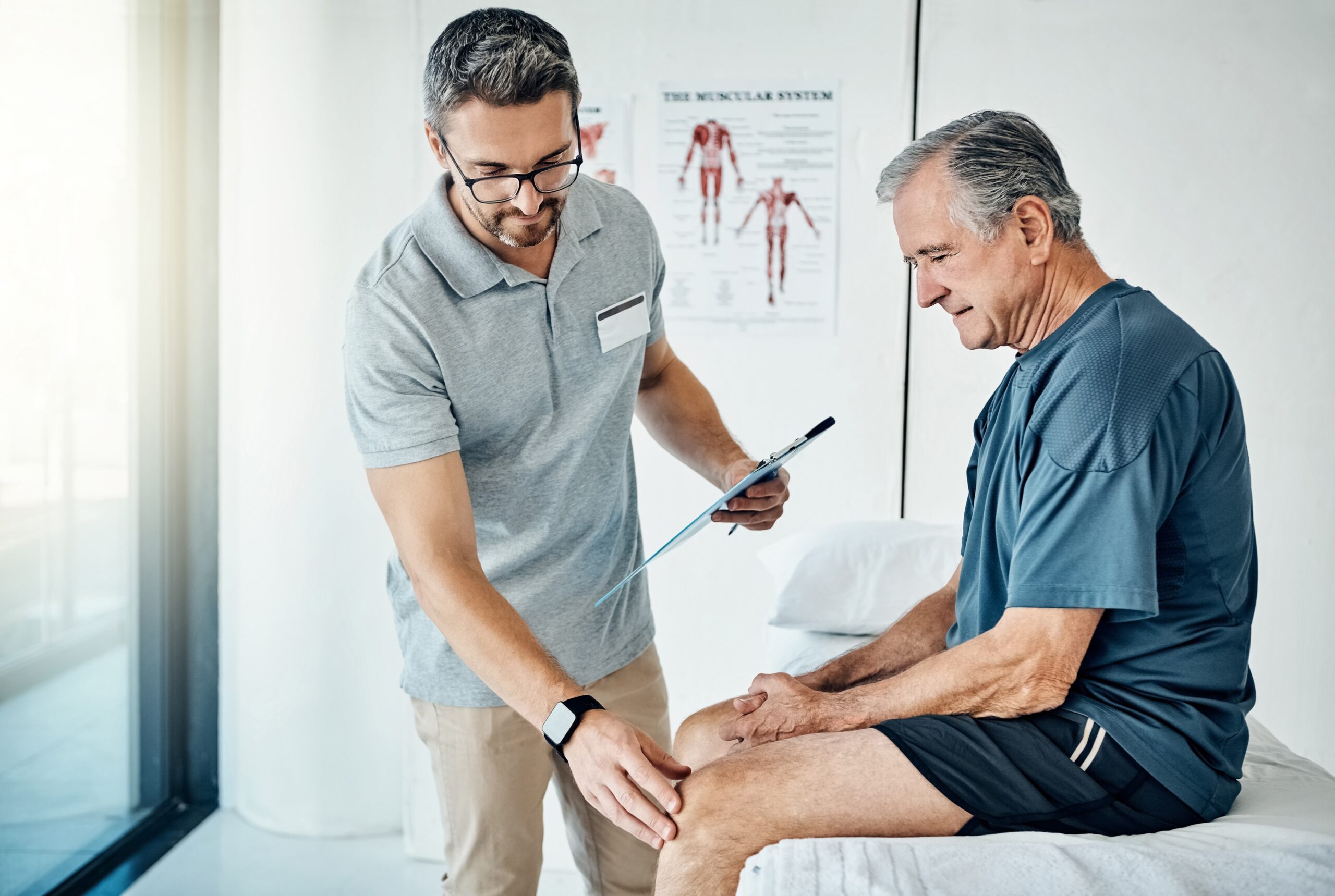 An older man seeking out knee pain treatment with a pain management specialist during a visit.